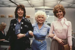 Warum eigentlich bringen wir den Chef nicht um? Das denken sich die drei B&uuml;roangestellten Violet Newstead (Lily Tomlin, l.), Doralee Rhodes (Dolly Parton, M.) und Judy Bernly (Jane Fonda, r.) t&auml;glich ...; Warum eigentlich bringen wir den Chef nicht um? Das denken sich die drei B&uuml;roangestellten Violet Newstead (Lily Tomlin, l.), Doralee Rhodes (Dolly Parton, M.) und Judy Bernly (Jane Fonda, r.) t&auml;glich ...