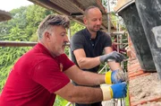 Endlich Handwerker: Martin Rösler lernt von Verputzer-Profi Nihat wie er die perfekte Fuge zieht.