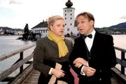 Albert Nowak (Karl Menrad, rechts) ist unsterblich in seine Gegenkandidatin Bettina Fellinger (Ulrike Beimpold, links) verliebt. Wird sie seine Gefühle erwidern?