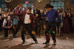 F&uuml;r Ren (Kenny Wormald, l.) und Willard (Miles Teller, r.) geht ein Traum in Erf&uuml;llung: Ihr erster Ball in Bomont ...