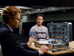 Unter der Leitung des Verteidigungsministeriums versucht ein Operator (David Richmond-Peck, l.) mithilfe eines L&uuml;gendetektors, Klaatus (Keanu Reeves) Absichten in Erfahrung zu bringen.