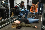 (hinten v.l.n.r.) Docteur Bonnemain (Christopher Bayemi); Morgane Alvaro (Audrey Fleurot)
