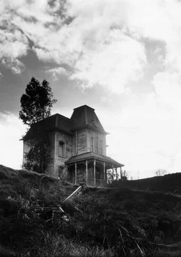 Haus des Grauens: in einem abgelegenen viktorianischen Haus lebt der Motelbesitzer Norman Bates zusammen mit seiner Mutter ?; Haus des Grauens: in einem abgelegenen viktorianischen Haus lebt der Motelbesitzer Norman Bates zusammen mit seiner Mutter ?