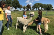 Familie Beitlich erlebt auf dem Hof der Rheinland-Alpakas in Düsseldorf, wie gut Tiere tun können. Von links: Moderatorin Lisa Kestel, Farah Beitlich, Aurelia Beitlich, Amira Beitlich