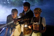 Gemeinsam suchen Hans (Heiko Ruprecht, li.), Martin (Hans Sigl) und Susanne (Natalie O’Hara) nach Jörg, der auf dem See vermisst wird.
