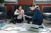 Prof. Patzelt (Marijam Agischewa, l.) und Dr. Weber (Annett Renneberg, r.) recherchieren, wie sie ein Monitoring für Suse erträglich machen können.