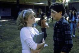 Liebe auf den ersten Blick: Daniel (Ralph Macchio, r.) lernt die h&uuml;bsche Ali (Elisabeth Shue, l.) kennen ...