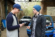 Jonas (Lennart Betzgen, rechts) und sein Freund Leon (David Schlichter, links) planen ein illegales Autorennen. Wer das Auto fahren darf, wird gerade ausgelost.