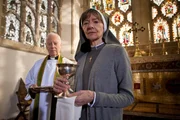 Reverend Gregory (Clifford Rose) und Sister Agnes (Elizabeth Bell).