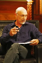 Monks Therapeut Dr. Bell (Hector Elizondo) versucht den hochsensiblen Detektiv zu beruhigen, der sich vom Lärm der Nachbarn massiv gestört fühlt. Monks Therapeut Dr. Bell (Hector Elizondo) versucht den hochsensiblen Detektiv zu beruhigen, der sich vom Lärm der Nachbarn massiv gestört fühlt.