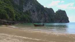 Auf Ko Muk fallen schroffe Felsh&auml;nge steil ins gr&uuml;nblaue Meer hinab.
