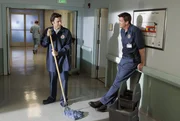 Verliert J.D. (Zach Braff, l.) die Wette, die er mit dem Hausmeister (Neil Flynn, r.) eingeht, muss er einen Tag mit dem Mob herumlaufen ...