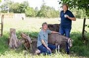 Björn Freitag (r) besucht Doetie Trinks, die einen Ziegenhof bei Aldwâld bewirtschaftet. Björn Freitag (r) besucht Doetie Trinks, die einen Ziegenhof bei Aldwâld bewirtschaftet.