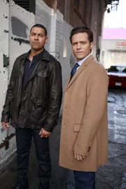Nach dem Mord an einer DJane ermitteln Javier Esposito (Jon Huertas, l.) und Kevin Ryan (Seamus Dever, r.) in der Welt der New Yorker Musikindustrie.