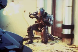 Die Polizistin Anne Lewis (Nancy Allen, re.) erkennt bei Robocop (Peter Weller, re.) immer mehr menschliche Z&uuml;ge ...