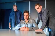 Der junge Jassim Abdaly (Mo Issa, M.) sitzt im Vernehmungsraum der Kripo Lübeck. Die beiden Ermittler Finn Kiesewetter (Sven Martinek, l.) und Lars Englen (Ingo Naujoks, r.) versuchen ihn zum Reden zu bringen.