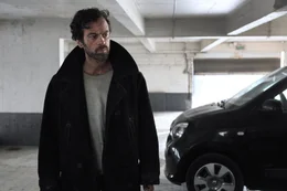 Bei seinem Versuch, ohne Atemmaske &uuml;ber die D&auml;cher des von einem giftigen Nebel heimgesuchten Paris zu seiner Familie zur&uuml;ckzukehren, wird Mathieu (Romain Duris) auf einem Parkdeck in einen Kampf verwickelt.