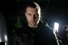 Damit sein Chef als seri&ouml;ser Gesch&auml;ftsmann erscheint, &uuml;bernimmt Scharfsch&uuml;tze Charlie (Jai Courtney) alle unangenehmen Aufgaben mit durchschlagendem Erfolg. Bis Jack Reacher in sein Leben tritt ...