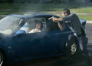 Als die Ermittler am Haus der Dunlars ankommen, schießt ein getunter Wagen aus der Garage und knallt gegen den nächsten Baum. Vorsichtig nähert sich Ryan (Jonathan Togo, re.) dem Auto und entdeckt Evan (Bug Hall) auf dem Fahrersitz...  +++