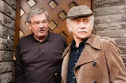 Edwin (Tilo Prückner, r.) und Günter (Wolfgang Winkler, l.) wundern sich über Boses Doppelleben - hatte er wirklich drei Geliebte?