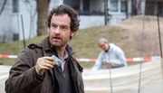 Peter Faber (Jörg Hartmann) findet am Tatort ein Drogen-Tütchen.