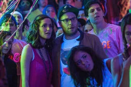 Kelly (Rose Byrne, M. l.) und Mac (Seth Rogen, M. r.) haben sich unter das Partyvolk im Nachbarhaus gemischt mit dem Ziel, dem schrillen Treiben ein Ende zu bereiten.