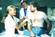 Ben (Peter Ketnath, re.) wurde von seinem Arbeitgeber zusammengeschlagen. Dr. Stefan Frank (Sigmar Solbach) und Laura (Cecilia Kunz) verarzten ihn. Ben (Peter Ketnath, re.) wurde von seinem Arbeitgeber zusammengeschlagen. Dr. Stefan Frank (Sigmar Solbach) und Laura (Cecilia Kunz) verarzten ihn.