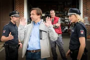 Winnie Bongartz (Kai Maertens, 2.v.r.) hat den Journalisten Peter Barth (Thomas Mehlhorn, 2.v.l.) erwischt, als er die Büroräume von Karows Firma durchwühlte. Melanie (Sanna Englund) und Mattes (Matthias Schloo, l.) kommen gerade rechtzeitig, um Barth des Geländes zu verweisen.
