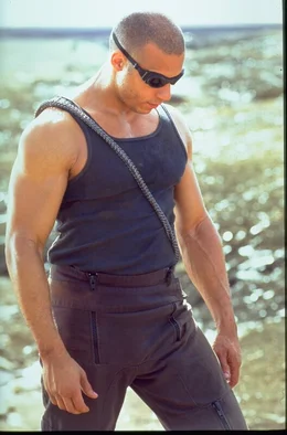 Um die Chancen der &Uuml;berlebenden zu steigern, wird der verurteilte Verbrecher Richard B. Riddick (Vin Diesel) freigelassen, der im Gegenzug seine Freiheit fordert.