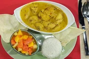 Masala-Hähnchen in Bananen-Kokos-Sauce mit Basmati, Papadam und Mango-Papaya-Salat von Steffan Lesser