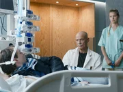 v.li.: Moritz (Leonard Scheicher), Dr. Klaus  (Heiner Lauterbach), Nadine (Anna Platen).