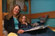Sophias Mama liest ihrer Tochter jeden Abend vor.