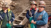 Minenarbeiterinnen in einem Bergwerk in Oruro, Bolivien. Kokablätter helfen gegen die Erschöpfung.