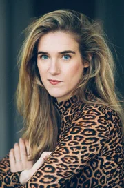 Die deutsch-amerikanische Comedian Katjana Gerz beleuchtet für „Tracks East" in ihrer typischen unterhaltsamen Art den Siegeszug der Trump-Ideologie.