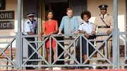 Das Team bestehend aus JP Hooper (Tobi Bakare, l.), DI Jack Mooney (Ardal O'Hanlon, 3.v.l.), Ruby Patterson (Shyko Amos, 2.v.r.) und Commissioner Selwyn Patterson (Don Warrington, r.) ist mit der neuen Ermittlerin Madeline Dumas (Aude Legastelois, 2.v.l.) wieder vollst&auml;ndig.