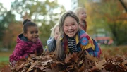 Vier Kinder machen einen herbstlichen Ausflug in den Park: Dort bauen sie einen riesengroßen Laubhaufen, in den man wunderbar hineinspringen kann. Vier Kinder machen einen herbstlichen Ausflug in den Park: Dort bauen sie einen riesengroßen Laubhaufen, in den man wunderbar hineinspringen kann.