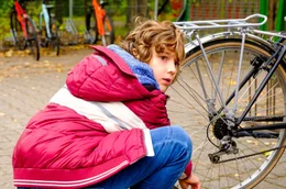 Thorben (Leo Pérez-Kallscheuer) l&auml;sst am Fahrrad seines Lehrer die Luft raus.