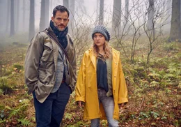 Die investigative Journalistin Stefanie &bdquo;M&uuml;tze&ldquo; Schneider (Lara Mandoki) und ihr Kollege Jan (Torben Liebrecht) beginnen eine gef&auml;hrliche Recherche.