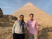 Archäologin Raksha Dave und Historiker Dan Snow vor der Chephren-Pyramide.