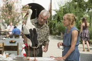 Harald Brandl (Oliver Karbus) und Ildi (Erni Mangold) kümmern sich auf dem Hof auch um verletzte Störche