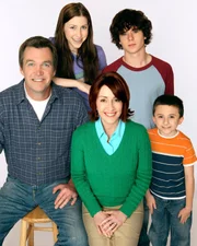(1. Staffel) - Eine ganz besondere Familie: (v.l.n.r.) Mike (Neil Flynn), Sue (Eden Sher), Axl (Charlie McDermott), Brick (Atticus Shaffer) und Frankie Heck (Patricia Heaton).
