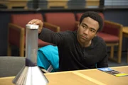Der verstorbene Pierce hat Troy (Donald Glover) etwas ganz Spezielles hinterlassen ...