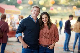 Anw&auml;ltin Claire (Erin Cahill) trifft auf ihren alten Highschool-Rivalen Patrick (Trevor Donovan).