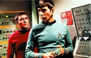 Spock (Leonard Nimoy, r.) Spock (Leonard Nimoy, r.)
