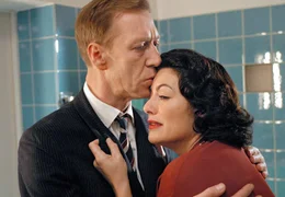 Richard (Oliver Stritzel) versucht Ursula (Christine Neubauer) zu tr&ouml;sten, die einiges durchgemacht hat.