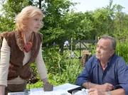 Prof. Simoni (Dieter Bellmann) sieht in der Akupunkturbehandlung durch Dr. Globisch keinen Erfolg und somit auch keinen Sinn mehr. Er will die Behandlung abbrechen. Auch die Bitten von Oberschwester Ingrid (Jutta Kammann), die Behandlung noch nicht abzubrechen, können ihn nicht mehr umstimmen. Ingrid muss zu drastischeren Maßnahmen greifen. Prof. Simoni (Dieter Bellmann) sieht in der Akupunkturbehandlung durch Dr. Globisch keinen Erfolg und somit auch keinen Sinn mehr. Er will die Behandlung abbrechen. Auch die Bitten von Oberschwester Ingrid (Jutta Kammann), die Behandlung noch nicht abzubrechen, können ihn nicht mehr umstimmen. Ingrid muss zu drastischeren Maßnahmen greifen.