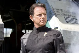 Admiral Christopher Pike (Bruce Greenwood) steht vor einer schweren Entscheidung: Der übermächtige gegnerische Captain Nero fordert ihn auf, zu ihm an Bord der "Narada" zu kommen. Admiral Christopher Pike (Bruce Greenwood) steht vor einer schweren Entscheidung: Der übermächtige gegnerische Captain Nero fordert ihn auf, zu ihm an Bord der "Narada" zu kommen.