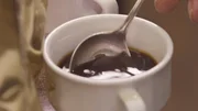 Von jeder Röstung der laufenden Produktion wird eine Tasse gebrüht. Erst wenn die Tester ihr OK geben, werden die Bohnen gemischt. Von jeder Röstung der laufenden Produktion wird eine Tasse gebrüht. Erst wenn die Tester ihr OK geben, werden die Bohnen gemischt.