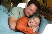Gregor (Holger Matthias Wilhelm) kuschelt mit der betrunkenen Vera (Sybille Waury).