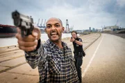 Mattes (Matthias Schloo, im Hintergrund) versucht, Ephraim Mensah (Patrick Abozen, vorne) von einem folgenschweren Fehler abzuhalten.